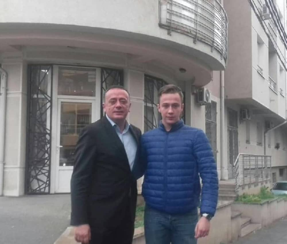 Ministar Antić na glasanju sa sinom! (FOTO)