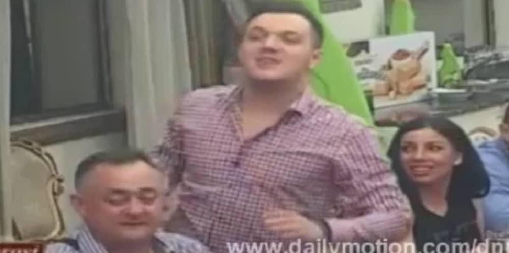 Gastoz čuo vest zbog koje je razbio čašu (VIDEO)