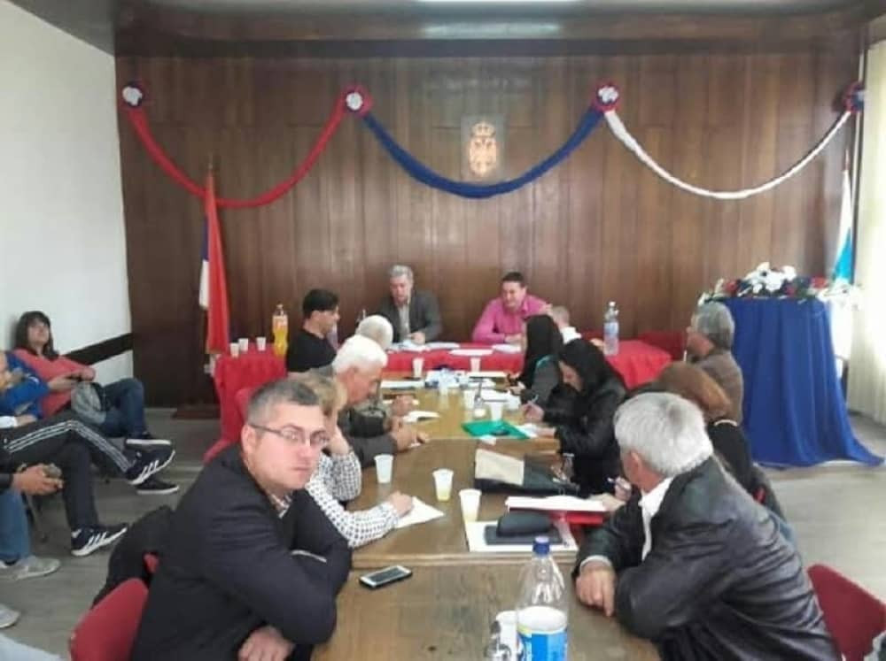 Zaboravili da otključaju biračko mesto?!