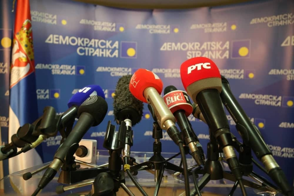 Predsednik DS na Vračaru pretio ubistvom članovima Srpske napredne stranke! Podneta krivična prijava!