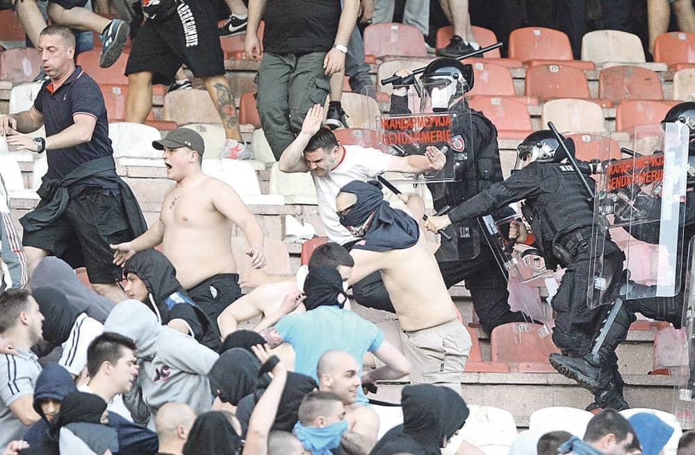 Zaustaviti fudbal da bi se igrao!