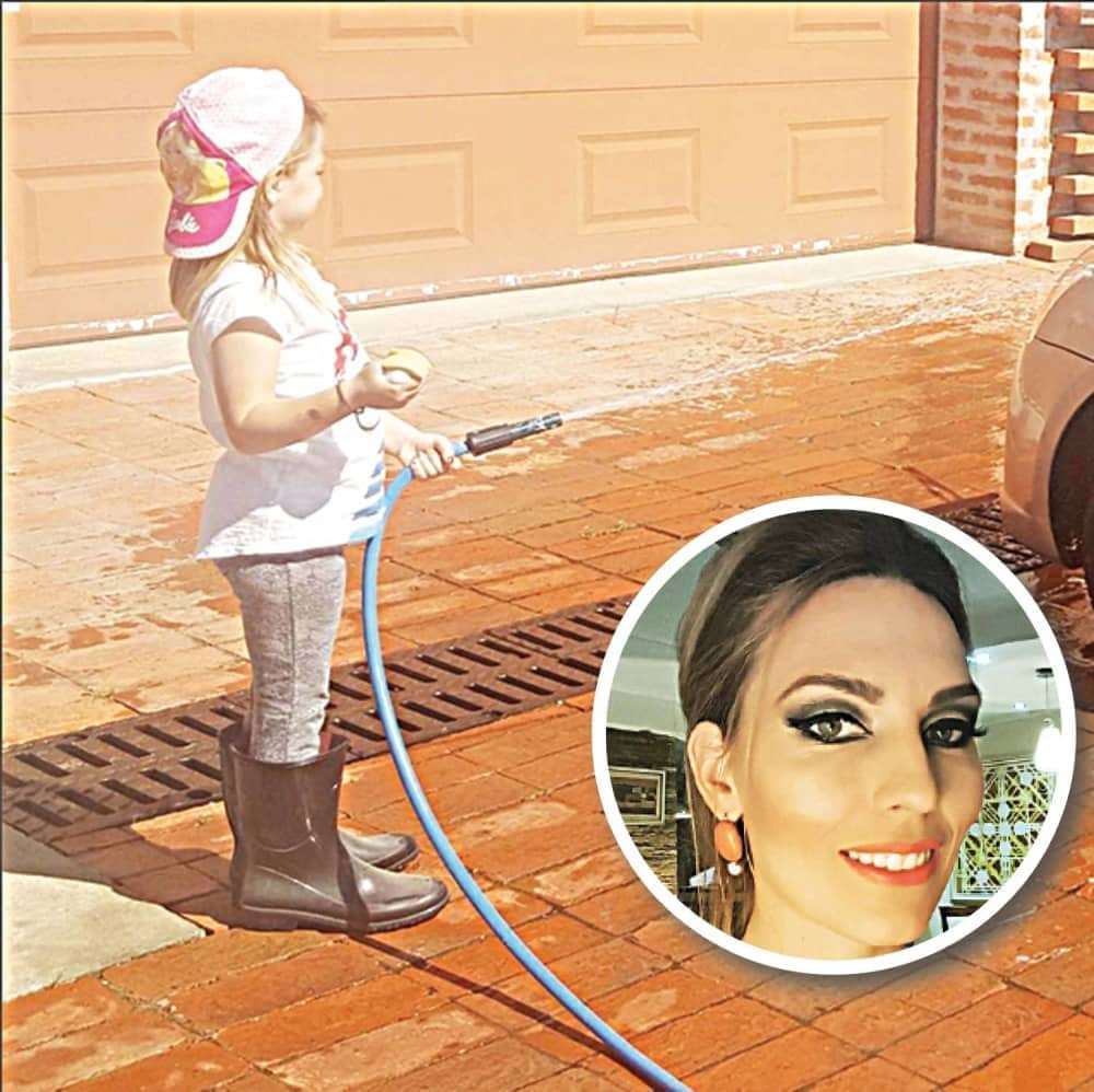 Kalinina ćerka pere automobil