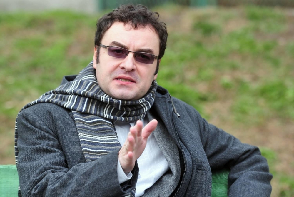 Njegovo ponašanje zaista deluje bolesno, opasno i osvetničko! Od nekadašnje inteligencije ostao je samo puki intelektualizam!