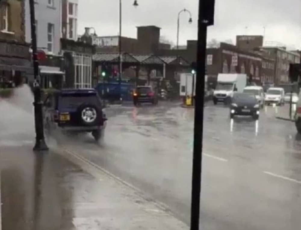 Policija traga za vozačem koji namerno prska ljude! (VIDEO)