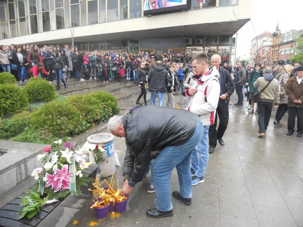Hiljadu ljudi na gradskom trgu zbog ubijenog mladića
