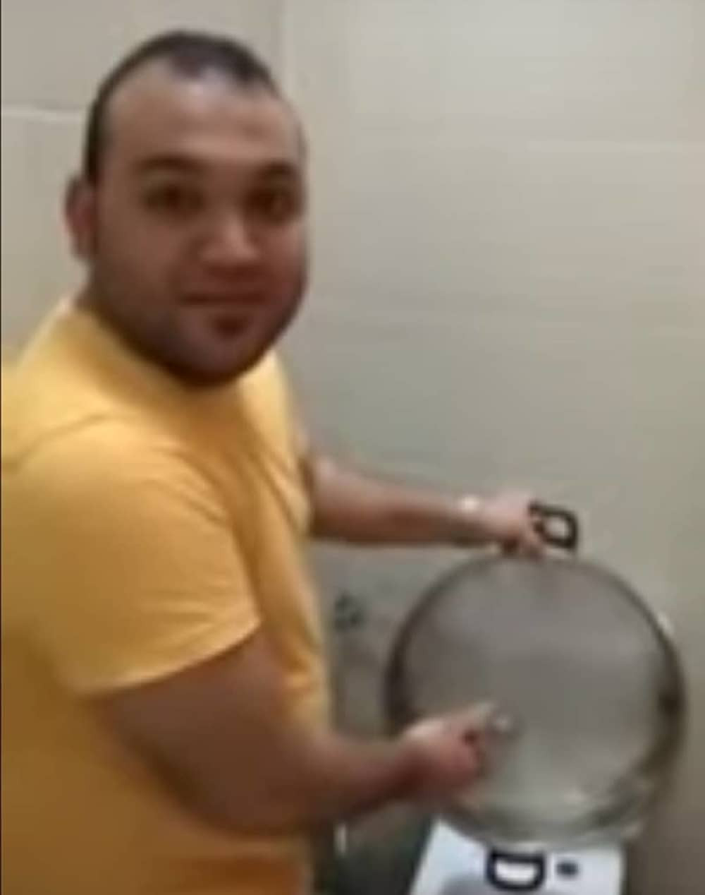 Radnik restorana pere suđe u WC-u (VIDEO)