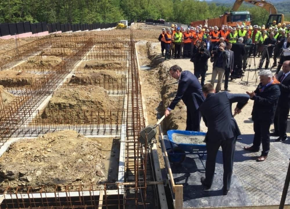 Vučić polaže kamen temeljac za fabriku municije