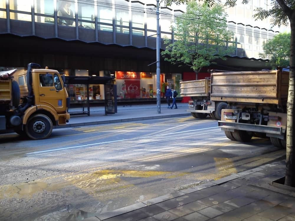 Radnika zatrpala zemlja, kolege ga otkopavale! Hitna pomoć konstatovala smrt