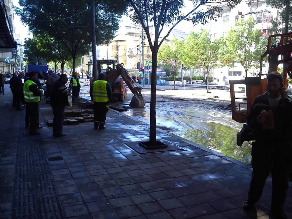 Voda šiklja na sve strane na Voždovcu