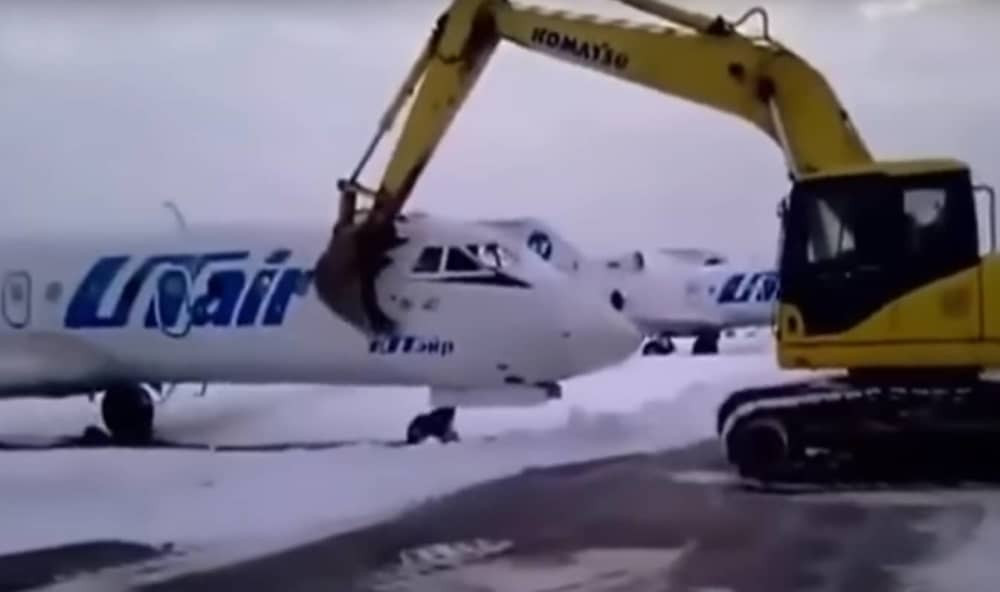 Bagerom uništio avion (VIDEO)