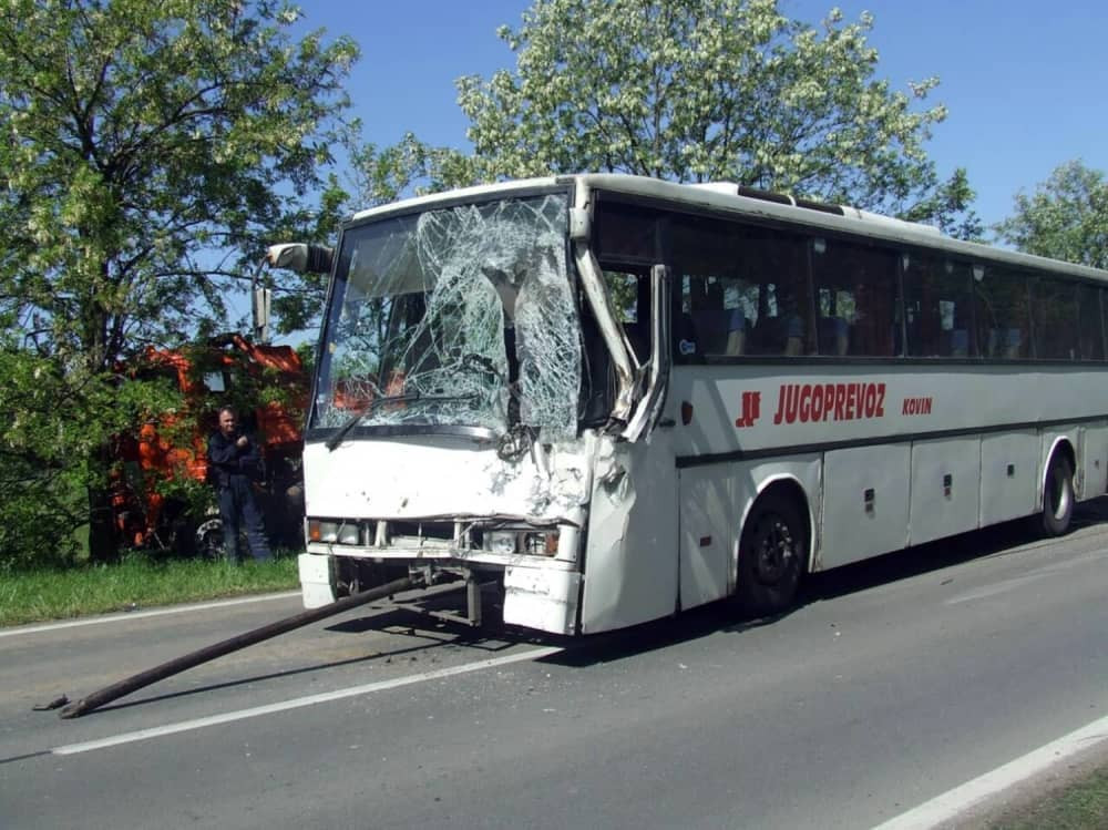 Sudar autobusa i šlepera, povređena deca