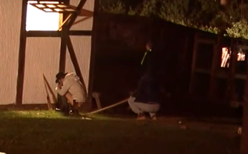 Crni slugama poslao svoj izmet! (VIDEO)