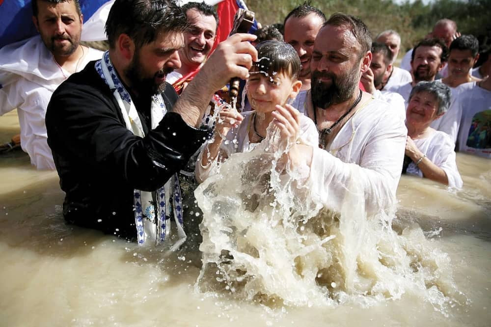 Srbi se krštavaju u svetoj vodi Jordana!