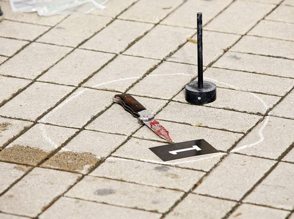 Izbo mladića nožem zbog duga