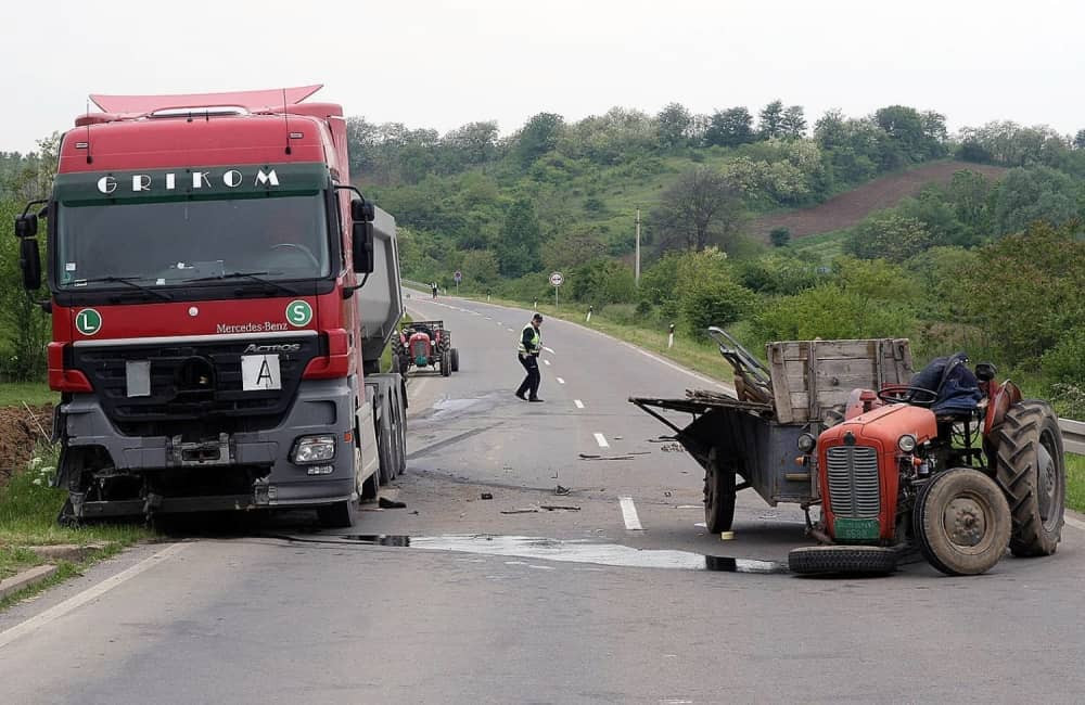 Kamion naleteo na traktor