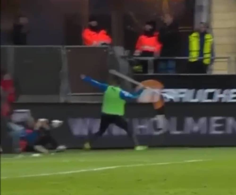 Igrač napao navijače korner zastavicom (VIDEO)