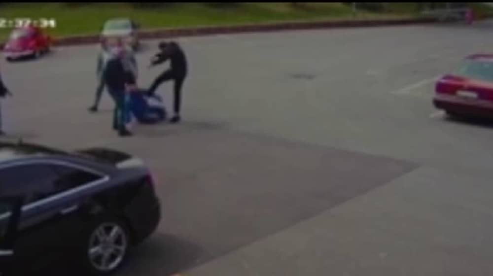 Vazura napadnut ispred stadiona Partizana (VIDEO)