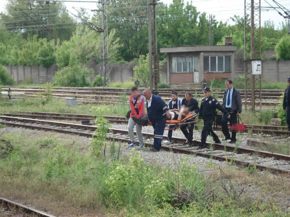 Tinejdžer koga je udarila struja i dalje životno ugrožen