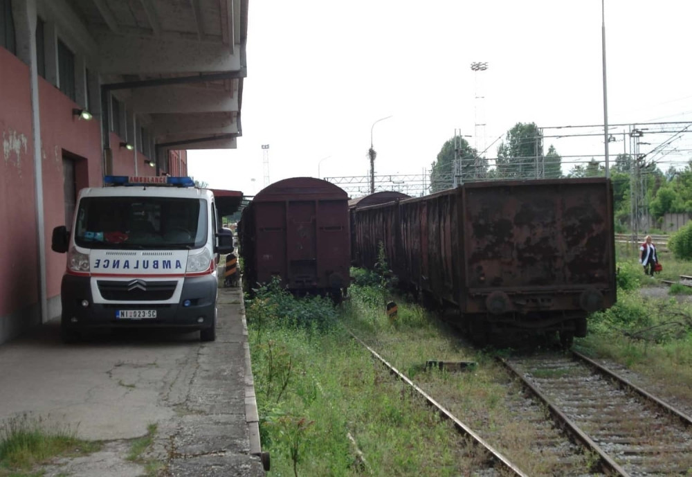 Dečak se popeo na vagon, udarila ga  struja
