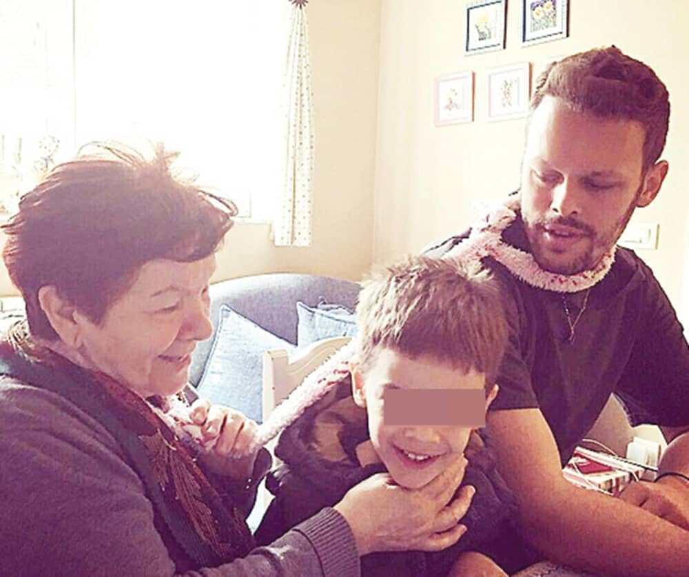 Mali Keba druguje sa taštom!