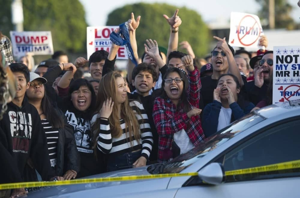 Trampovi protivnici jajima na policiju!