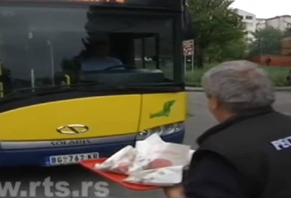 Zaustavio gradski autobus da bi podelio girice