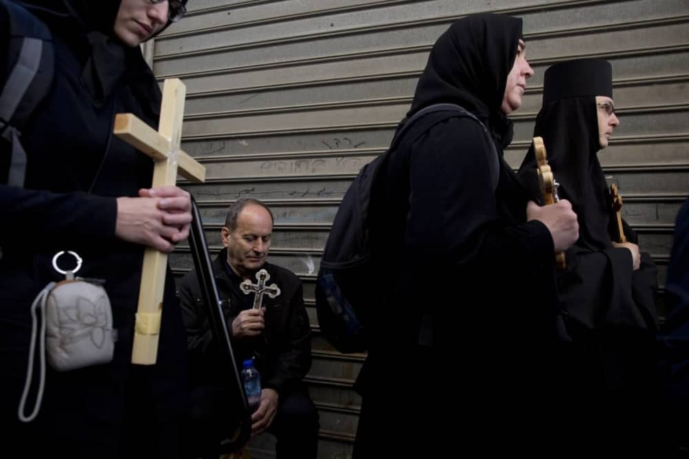 Zapaljen Sveti oganj u Jerusalimu (VIDEO)