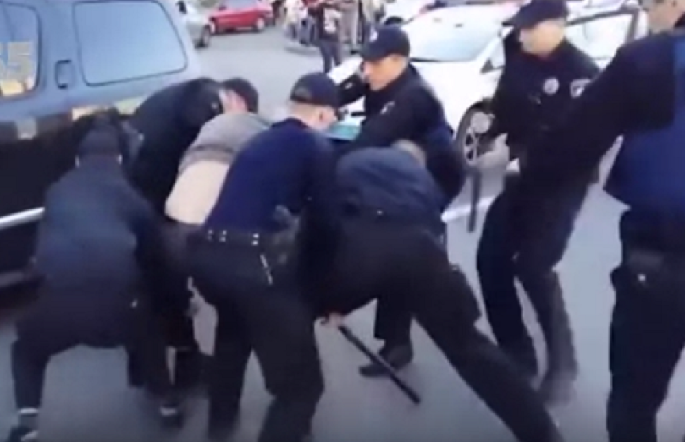 Sedam policajaca na jednog rvača! (VIDEO)