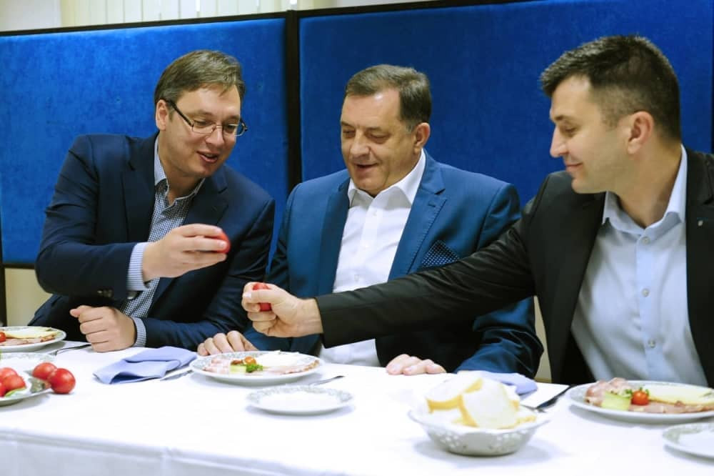 Vučić i Dodik na doručku sa vojnicima (FOTO)