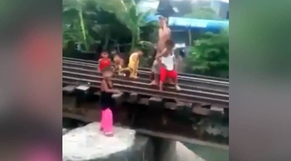 Deca se igraju - leže između šina?! (VIDEO)