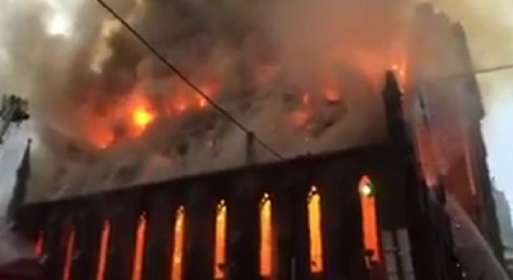 Vernici užasnuto gledali kako gori crkva