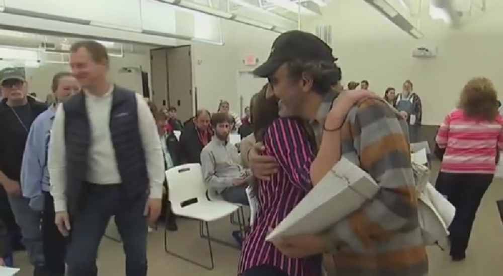 Svaki radnik dobio najmanje 100.000 dolara (VIDEO)