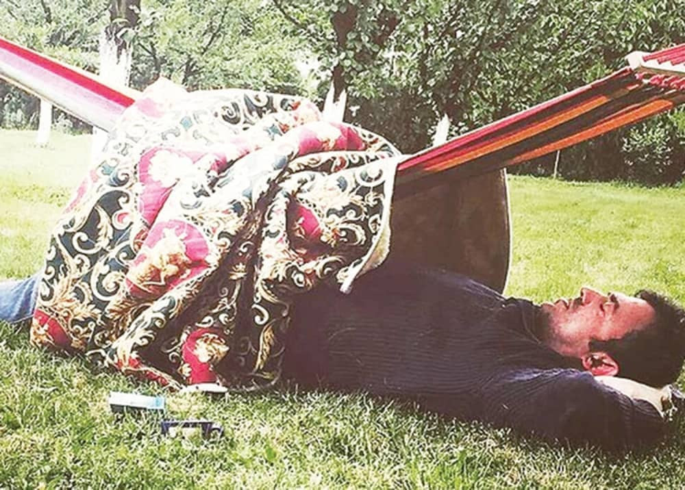 Sergej zaspao nasred livade!