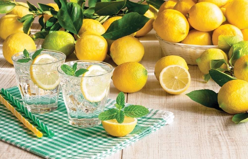 Ovo su štetne posledice ispijanja vode sa limunom