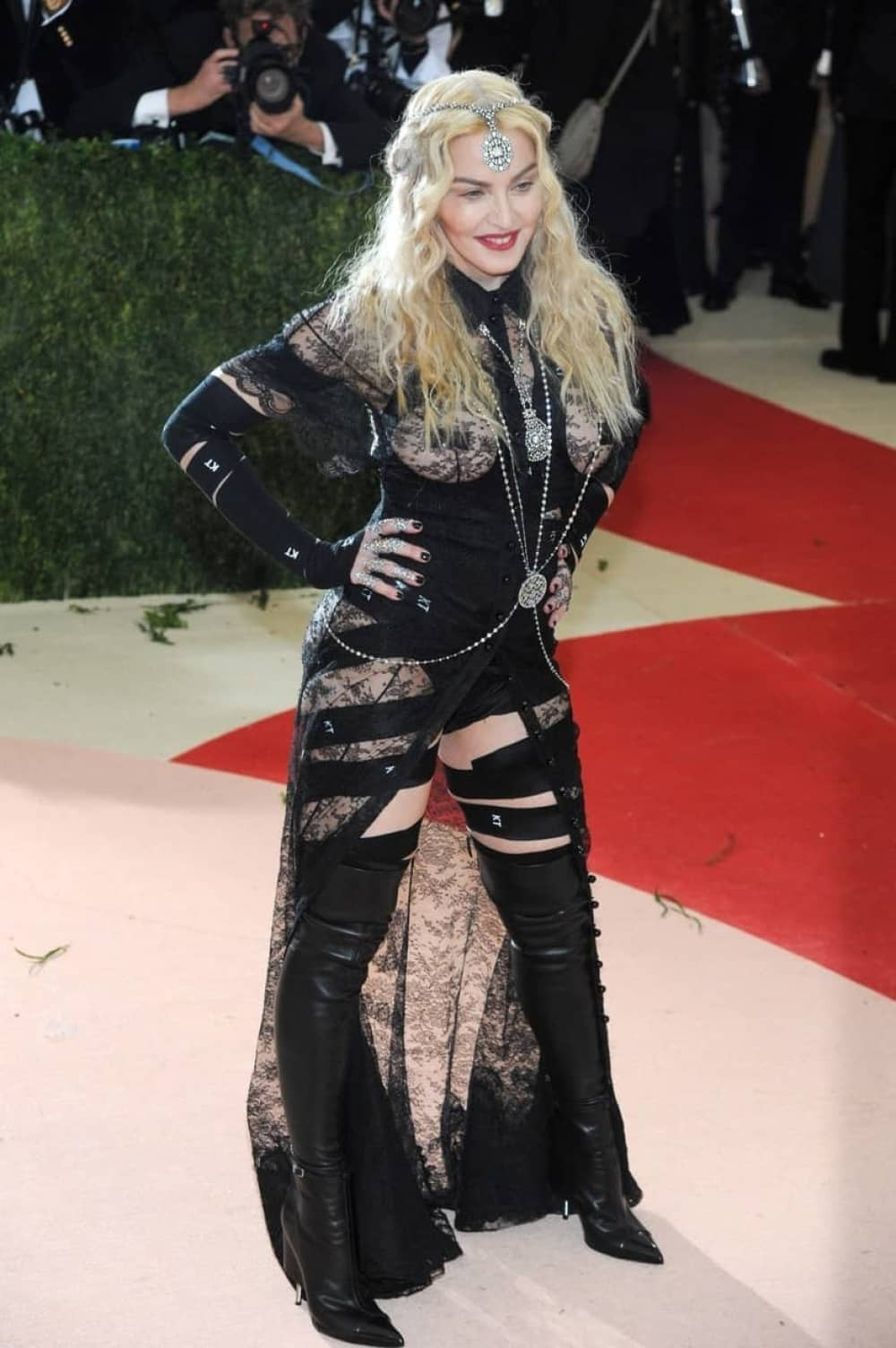 Madona u muzej došla gola (VIDEO)