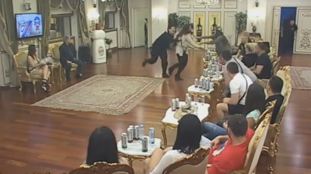 Uletela da bije Ružicu! (VIDEO)