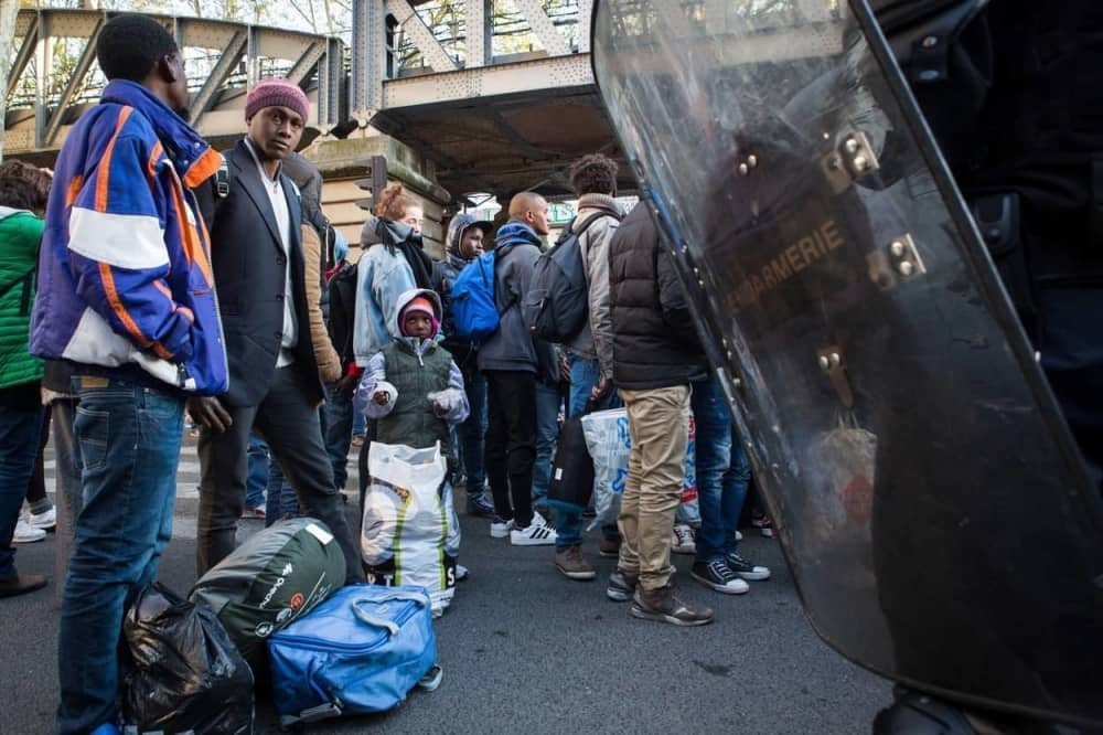 Policija evakuiše migrante, demonstranti se protive! (FOTO)