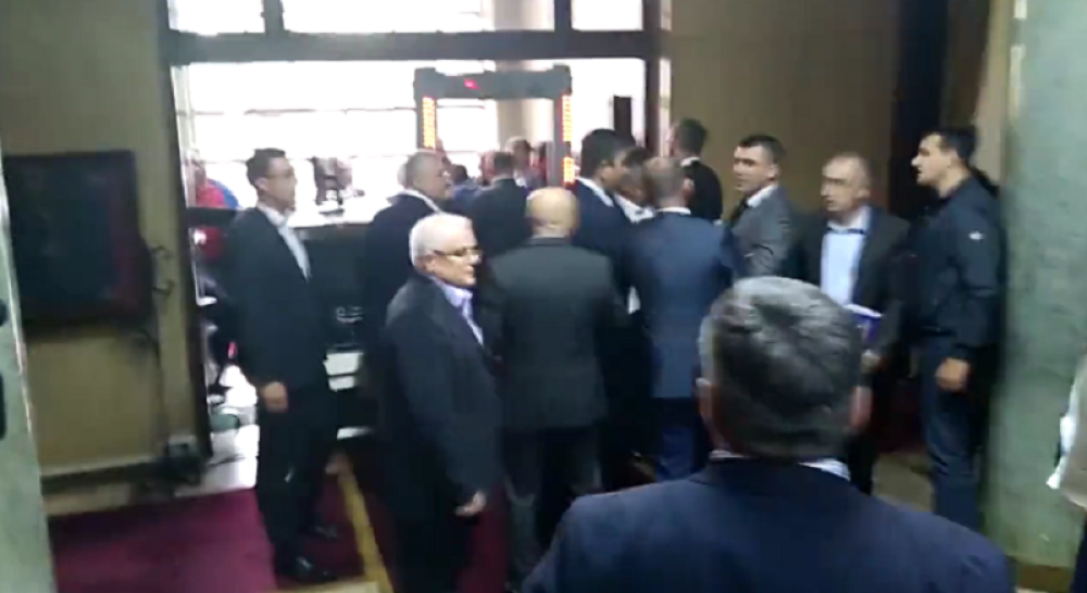 CG: Sukob poslanika s obezbeđenjem (VIDEO)