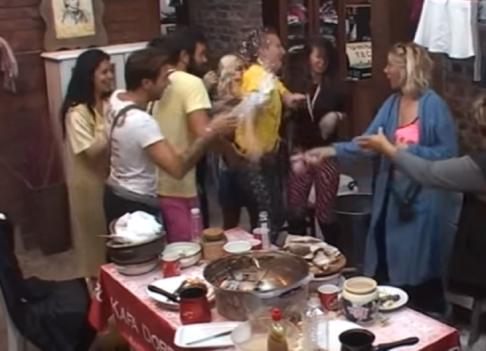 Jelena polila Stefana mlekom! (VIDEO)