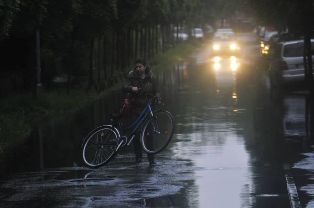 Grad oštetio automobile! (VIDEO)