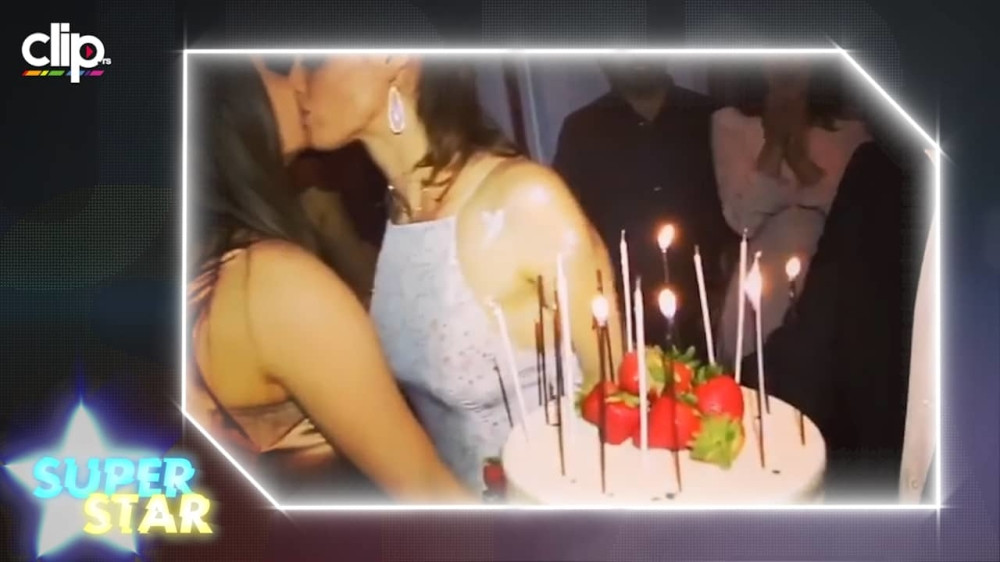 One su uhvaćene u lezbo akciji! (VIDEO)