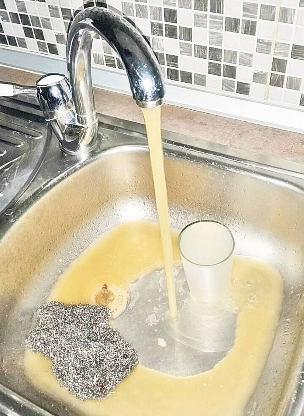 Iz česme umesto vode curi blato!