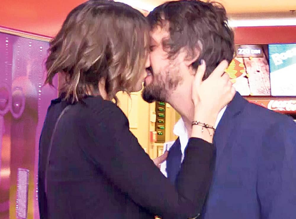 Bane navalio na devojku usred tržnog centra!