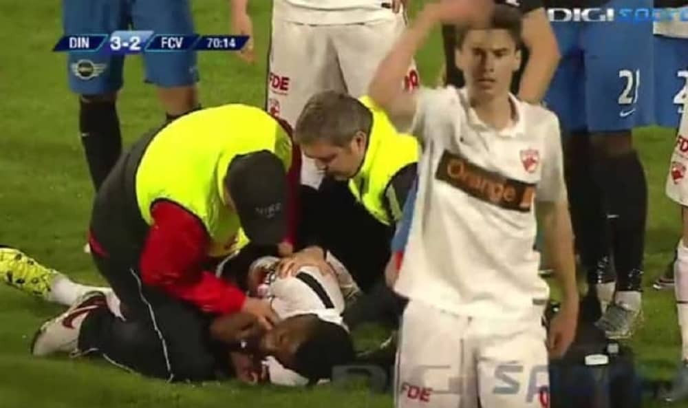 Fudbaler preminuo usred meča! (VIDEO)