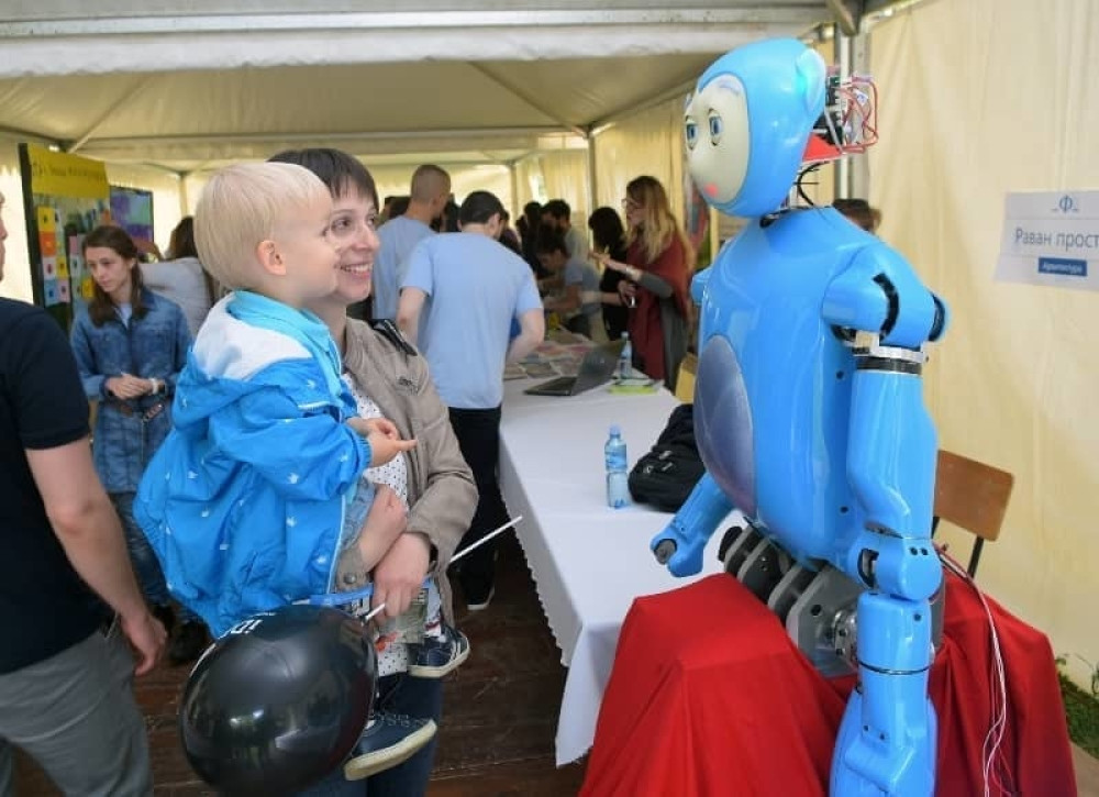 Baci robotu petaka uz svetleće krompire!