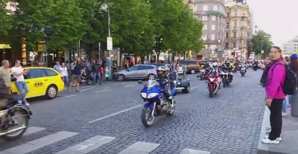 Česi psovali "noćne vukove" (VIDEO)