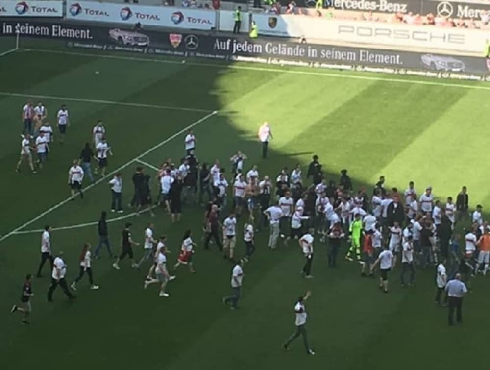 Štutgart ispada posle 40 godina, navijači na terenu (VIDEO)