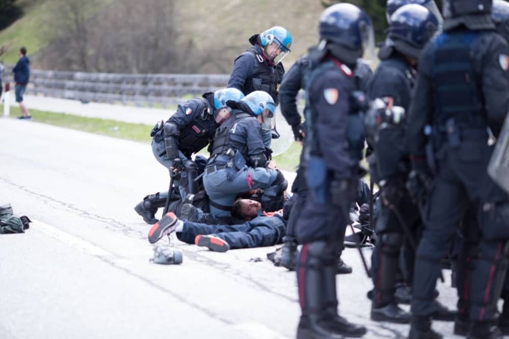 Sukob demonstranata sa policijom (FOTO)