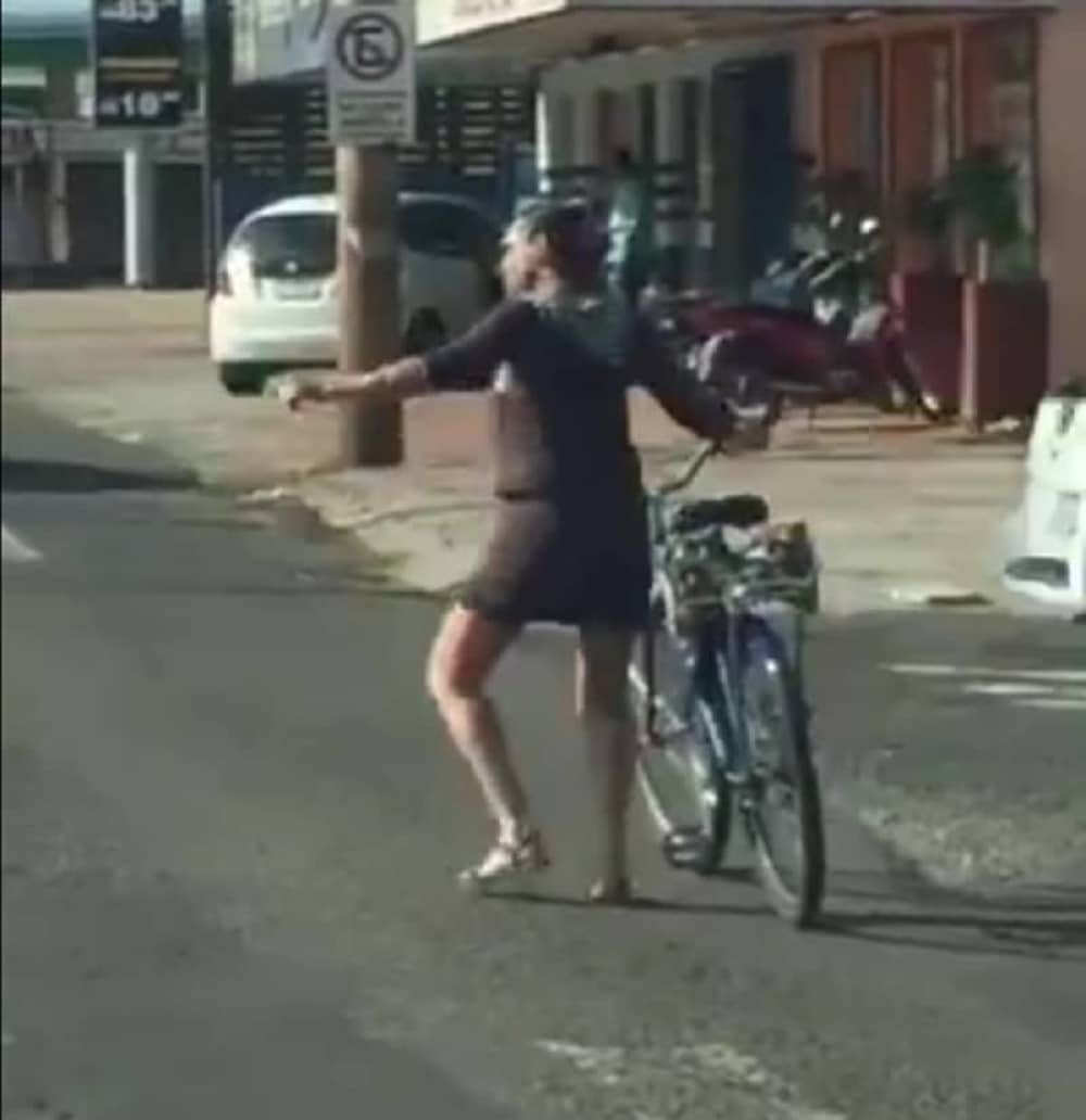 Na čemu li je ova devojka? (VIDEO)