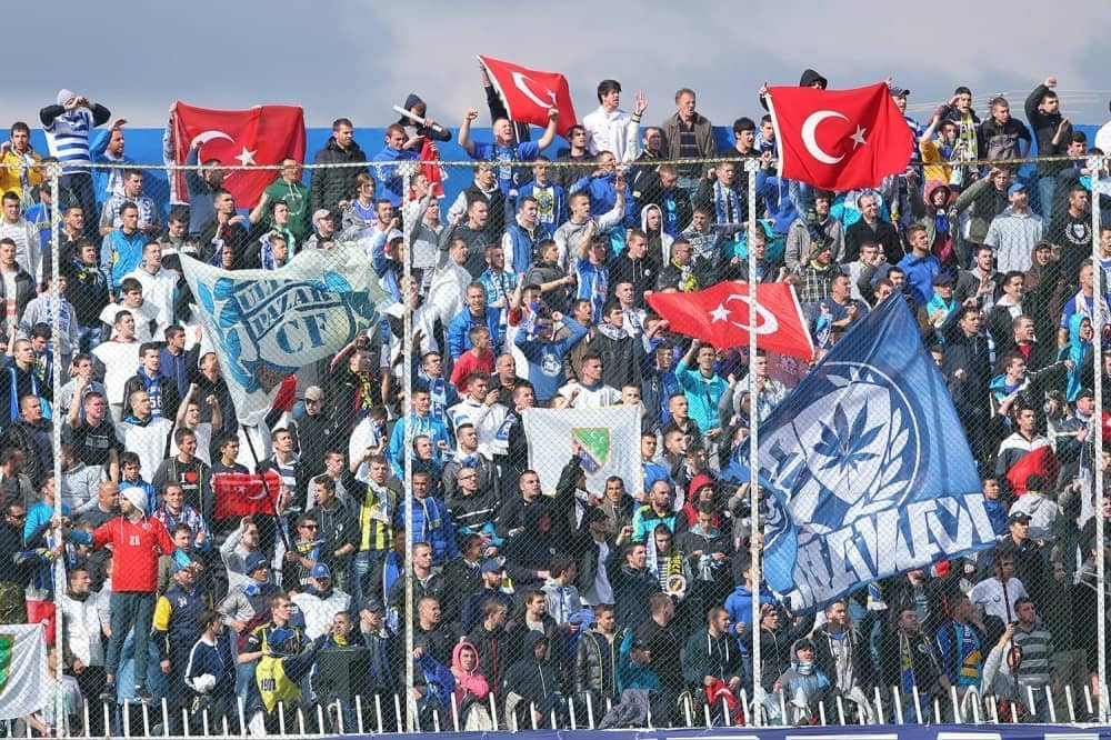 Zločinac poselamio huligane!